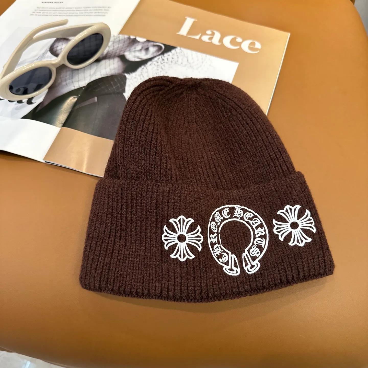 P50 🤍Chrome hearts new autumn and winter cross knitted hat🧶 One of the must-have hats in autumn and winter~ It really looks good on whoever wears it~, it is also a perfect match in black and white and gray in autumn~